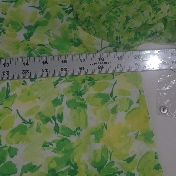 VINCE CAMUTO Blooming Brights Floral Ruffle Flutter Short Sleeve Blouse Medium - Picture 7 of 11